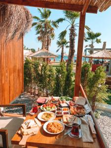 a table with food on it with a view of the beach at Anda Beach Bistro & Rooms in Cunda