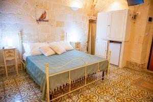 - une chambre avec un lit dans un mur en pierre dans l'établissement [Borgo Antico-Centro Storico] Casa Ventosa, à Oria