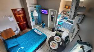 einen Blick über ein Krankenhauszimmer mit einem Bett in der Unterkunft Encantador Apartamento Equipado in Tegucigalpa
