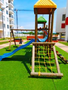 un parque infantil con tobogán y columpio en Fresco y Cómodo Apartamento En Aqualina Orange Girardot, en Girardot