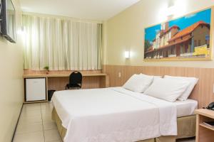 Uma TV ou centro de entretenimento em Hotel Express Arrey - Teresina