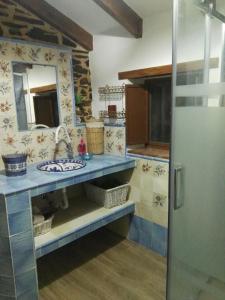 uma casa de banho com um lavatório e um espelho em Pinar El Almendra em Málaga