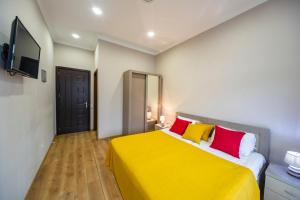 Postel nebo postele na pokoji v ubytování Tskaltubo Hotel Terrace