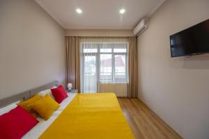 Postel nebo postele na pokoji v ubytování Tskaltubo Hotel Terrace