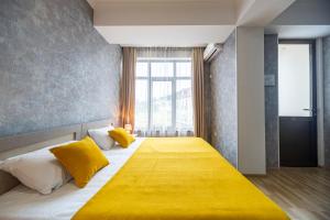 Postel nebo postele na pokoji v ubytování Tskaltubo Hotel Terrace