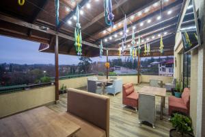 patio ze stołem, krzesłami i światłami w obiekcie Tskaltubo Hotel Terrace w mieście Ckaltubo