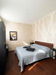 ein Schlafzimmer mit einem großen Bett in einem Zimmer in der Unterkunft Hotel Villa Braida in Mogliano Veneto