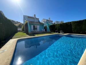 una piscina frente a una casa en Villas El Pinaret - Serviden, en Pedreguer