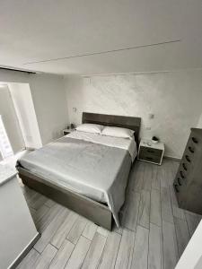 那不勒斯Da Anna House Centrale的一间卧室设有一张大床,铺有木地板