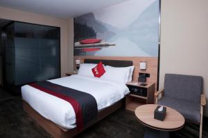 IVY Hotel Addis Ababa Airport branch tesisinde bir odada yatak veya yataklar