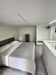 那不勒斯Da Anna House Centrale的一间卧室,卧室内配有一张大床