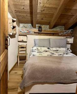 A bed or beds in a room at Baita Il Focolare - Your Mountain Holiday