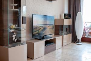 een woonkamer met een flatscreen-tv op een standaard bij Appartment 2000 in Tossens in Tossens