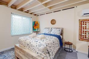 een slaapkamer met een bed en een raam bij Ruftop Ridge in Hammondsport