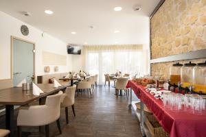 a dining room with tables and chairs and a unintention at Hotel Drei Rosen in Moosburg