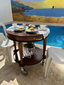 un tavolo con piatti di cibo sopra di RG Sol 1 a Pantoja