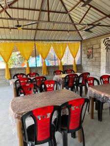 Golpo Katha في لاتاغري: مجموعة طاولات وكراسي في خيمة