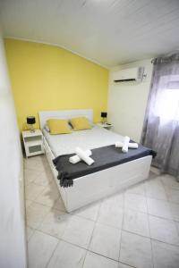 um quarto com uma cama com duas toalhas em Oriente DNA Studios em Lisboa