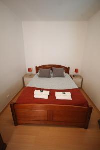 1 dormitorio con 1 cama con 2 toallas en Oriente DNA Studios IV, en Lisboa