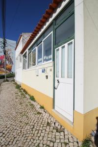 um edifício com uma porta ao lado de uma rua em Oriente DNA Studios IV em Lisboa