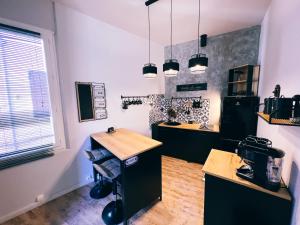 kuchnia ze stołem i blatem w obiekcie studio lenka w mieście La Ciotat