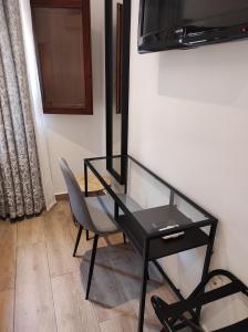 マルベーリャにあるLucero 12のガラス製デスク、椅子が備わります。
