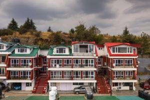 uma fila de casas com um carro estacionado à frente delas em Zostel Homes Shimla em Shimla