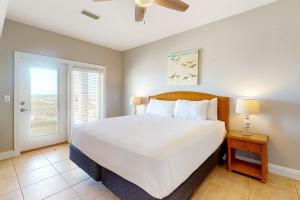 Ένα ή περισσότερα κρεβάτια σε δωμάτιο στο Horningsholm by Meyer Vacation Rentals