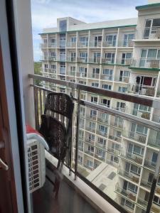 Elle comprend un balcon offrant une vue sur un grand bâtiment. dans l'établissement Cool B suites, à Tagaytay