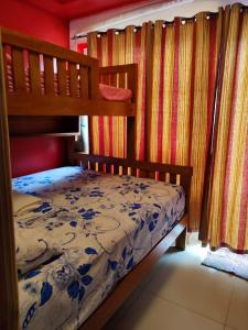 - une chambre avec des lits superposés dans l'établissement Cool B suites, à Tagaytay