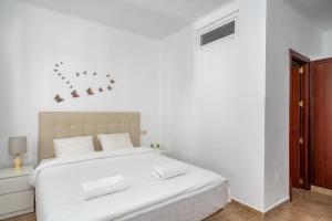 Tempat tidur dalam kamar di Spacious flat in the heart of Torremolinos Ref 39