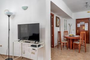 Televisi dan/atau pusat hiburan di Spacious flat in the heart of Torremolinos Ref 39