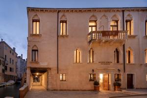 - un grand bâtiment avec un balcon en haut dans l'établissement Maison Venezia | UNA Esperienze, à Venise