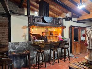 a man standing behind a bar in a restaurant at Hostería La Condesa in Honorato Vásquez