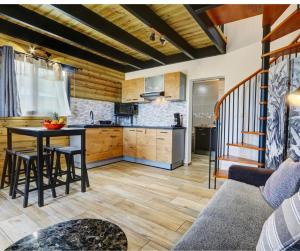 a kitchen with a table and chairs in a room at L'INSTANT D'ÉVASION 1 Plaine des cafres in La Plaine des Cafres