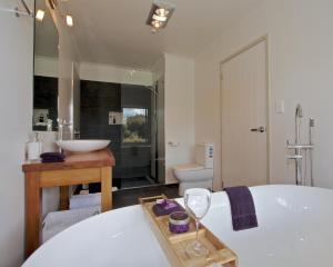 Posteľ alebo postele v izbe v ubytovaní Tongariro Suites