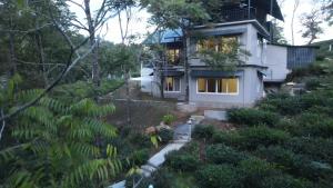 PīrmedにあるSTREAMVIEWS@panの木々や茂みのある丘の上の家
