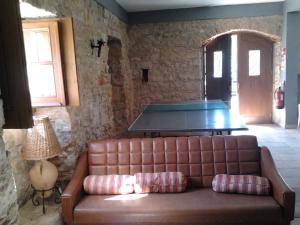 a leather couch in a living room with a table at RC - Alcobaca Villa Alcobaca in Alqueidão