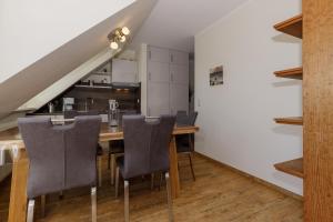 uma cozinha e sala de jantar com mesa e cadeiras em Strandjuwel 251 em Kühlungsborn