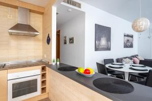 Kuchnia lub aneks kuchenny w obiekcie Cozy penthouse in Torremolinos by Costarentals - Ref 09