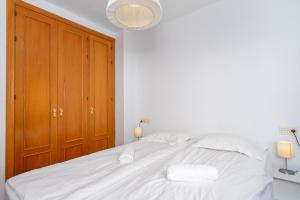 Łóżko lub łóżka w pokoju w obiekcie Cozy penthouse in Torremolinos by Costarentals - Ref 09