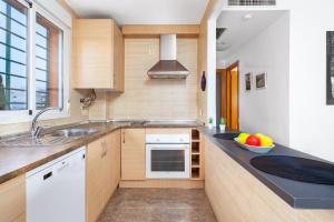 Kuchnia lub aneks kuchenny w obiekcie Cozy penthouse in Torremolinos by Costarentals - Ref 09