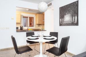 Kuchnia lub aneks kuchenny w obiekcie Cozy penthouse in Torremolinos by Costarentals - Ref 09