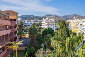 widok na miasto z budynkami i drzewami w obiekcie Cozy penthouse in Torremolinos by Costarentals - Ref 09 w mieście Torremolinos