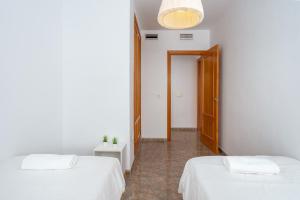Łóżko lub łóżka w pokoju w obiekcie Cozy penthouse in Torremolinos by Costarentals - Ref 09
