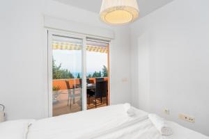 biała sypialnia z łóżkiem i jadalnią w obiekcie Cozy penthouse in Torremolinos by Costarentals - Ref 09 w mieście Torremolinos +23 zdjęcia