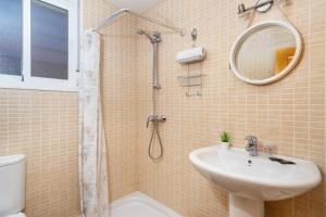 łazienka z umywalką i prysznicem z lustrem w obiekcie Cozy penthouse in Torremolinos by Costarentals - Ref 09 w mieście Torremolinos
