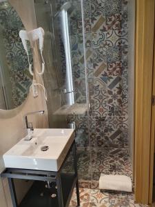 y baño con lavabo y ducha. en Villa Roma przy wyciągu na Szrenicę en Szklarska Poręba