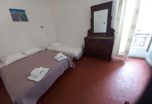 Voodi või voodid majutusasutuse Hôtel Du Cours toas