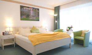 Postel nebo postele na pokoji v ubytování Hotel Diekseequell Superior am Dieksee + 37 fotografií